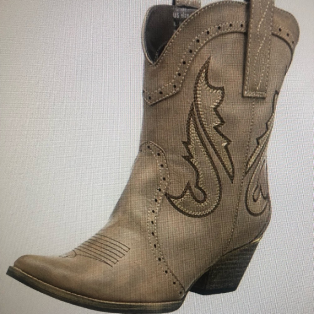Brand new- Very Volatile Women’s western country boots (bootie)